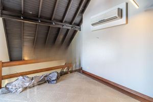Image 35 - 916044