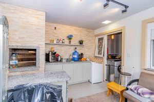 Image 30 - 916074