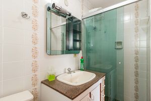 Image 32 - 916095