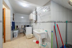 Image 35 - 916260