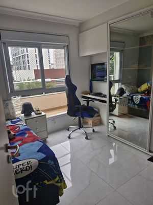 Image 18 - 916557