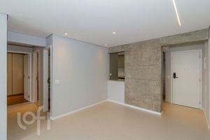 Image 1 - 916572
