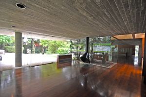 Image 1 - 916581