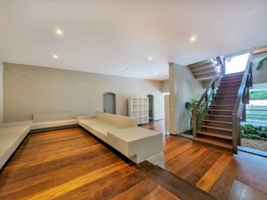 Image 19 - 916598
