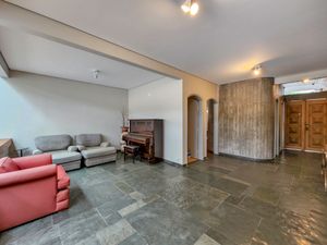 Image 21 - 916598