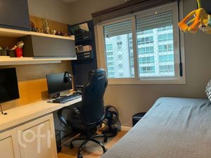 Image 19 - 916617