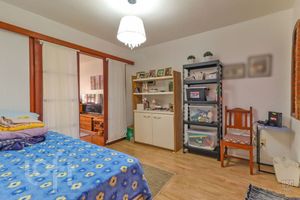 Image 19 - 916692