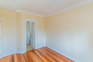 Image 8 - 916698