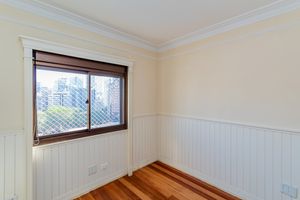 Image 18 - 916698