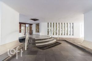 Image 19 - 916730
