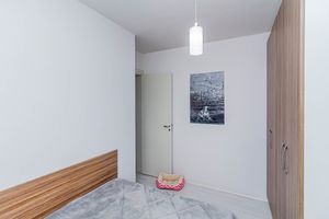 Image 19 - 916736