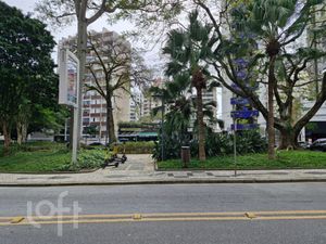 Image 18 - 916920