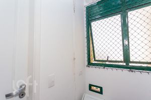 Image 17 - 916930