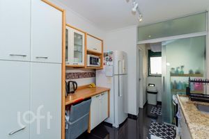 Image 12 - 916930