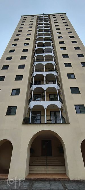 Image 22 - 916930