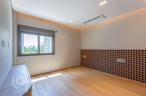Image 12 - 916961