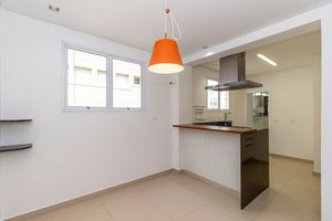 Image 1 - 916994