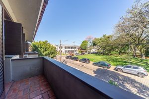 Image 19 - 917403