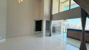 Image 10 - 917799