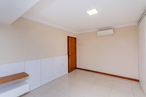 Image 11 - 917826