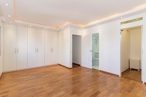 Image 19 - 917948