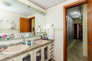 Image 27 - 918005
