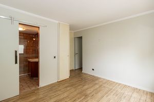 Image 23 - 918175