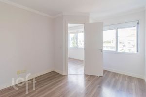 Image 11 - 918537