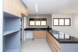 Image 18 - 918618