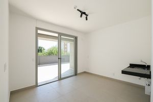 Image 1 - 918627