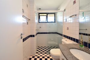 Image 17 - 918670