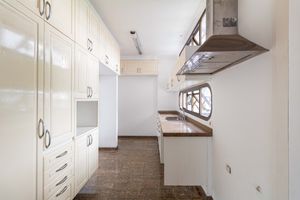 Image 12 - 918675