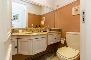 Image 15 - 918700