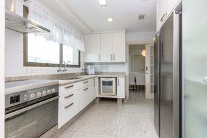 Image 17 - 918712