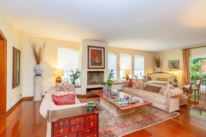 Image 1 - 918742