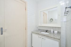 Image 15 - 918752