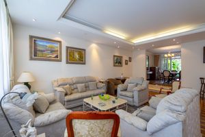 Image 1 - 918784