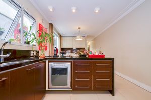 Image 10 - 918787