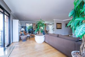 Image 8 - 918810
