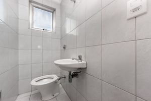 Image 12 - 918856