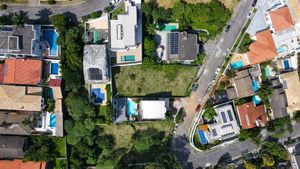 Image 11 - 918910