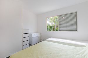 Image 19 - 918937