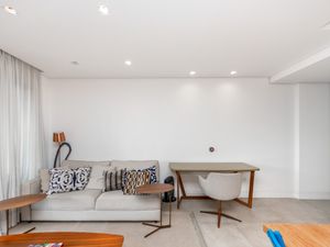 Image 3 - 919205