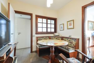 Image 40 - 919215