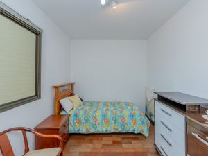 Image 16 - 919252