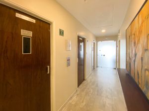 Image 10 - 919256