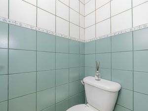 Image 15 - 919299