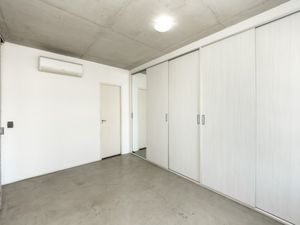 Image 22 - 919330
