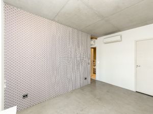 Image 19 - 919330