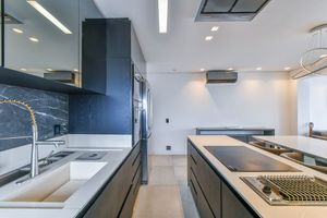 Image 3 - 919429